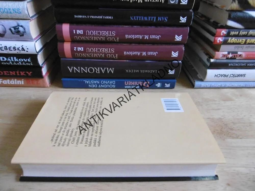 LVI V PRŮSMYKU, LEON URIS, **an