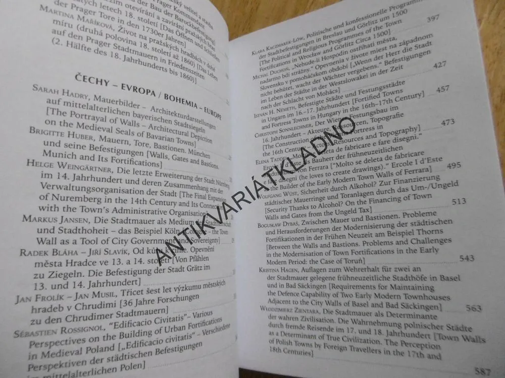 DOCUMENTA PRAGENSIA XXXVIII, MĚSTO A JEHO HRADBY, VÍCEJAZYČNÉ, P-A