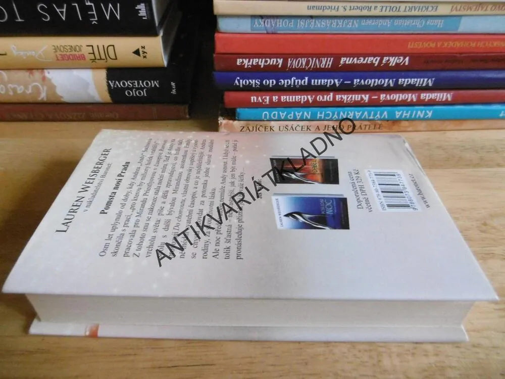 POMSTA NOSÍ PRADU, LAUREN WEISBERGEROVÁ, **an