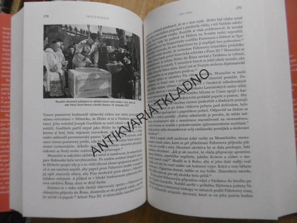 PAPEŽ A MUSSOLINI, DAVID I. KERTZER, **an