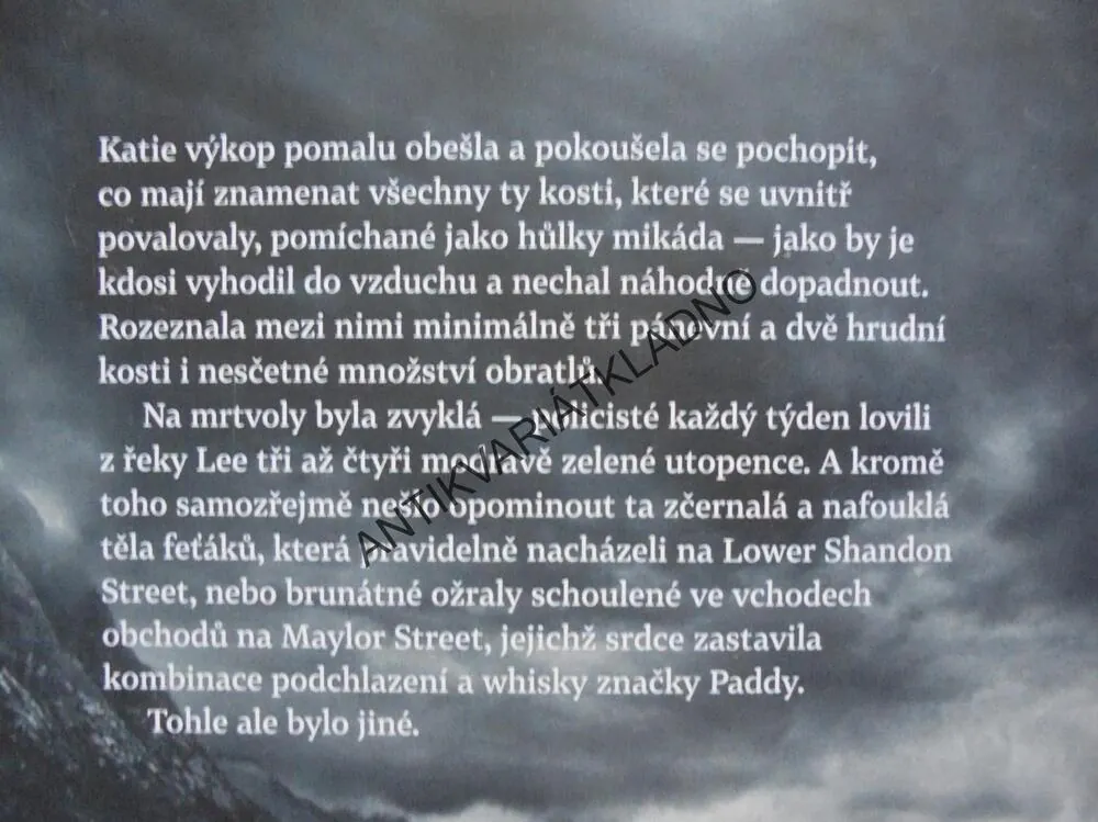 BÍLÉ KOSTI, GRAHAM MASTERTON,