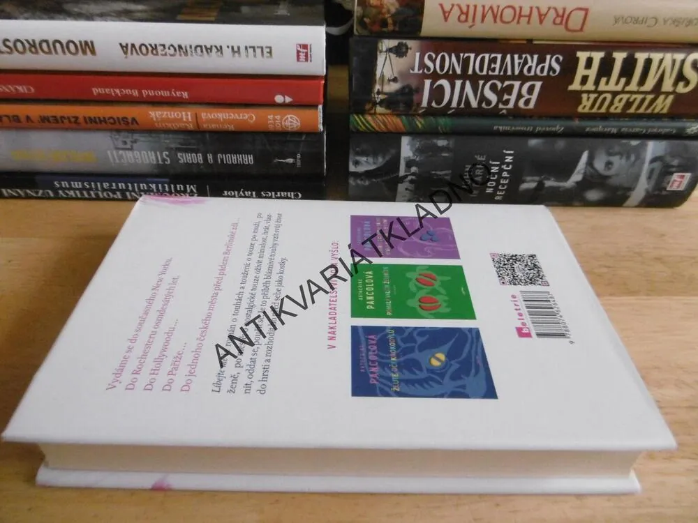 LÍBEJTE MĚ, KATHERINE PANCOLOVÁ, **an