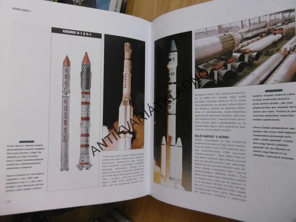 HISTORIE KOSMICKÝCH LODÍ, TIM FURNISS, **an