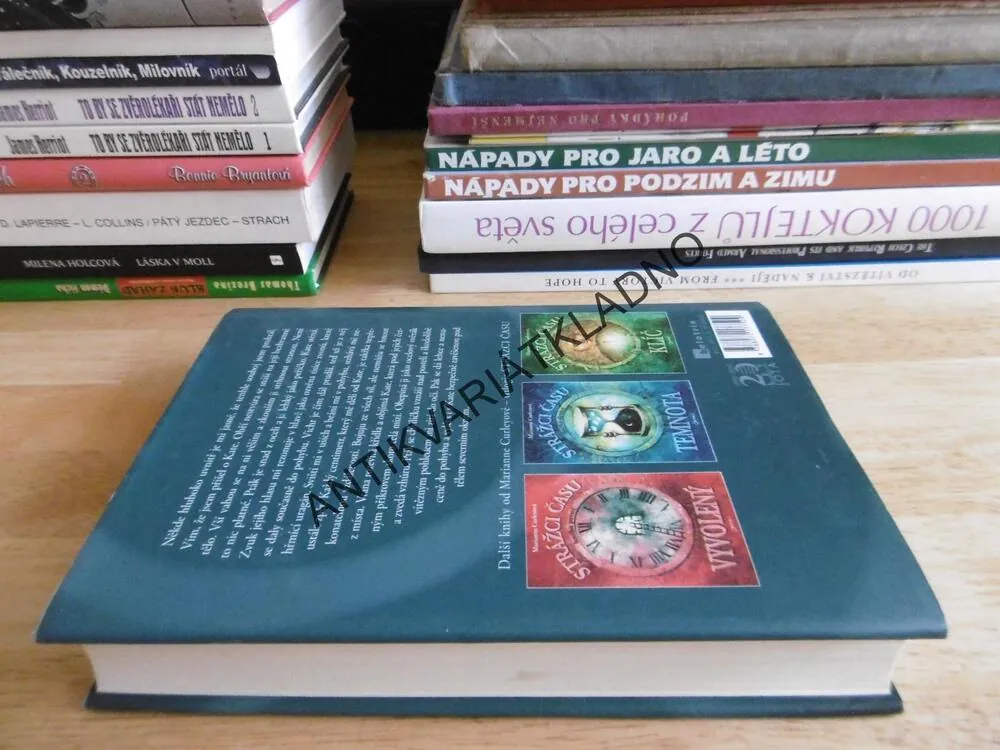 DÁVNÁ KLETBA, MARIANNE CURLEYOVÁ, **an