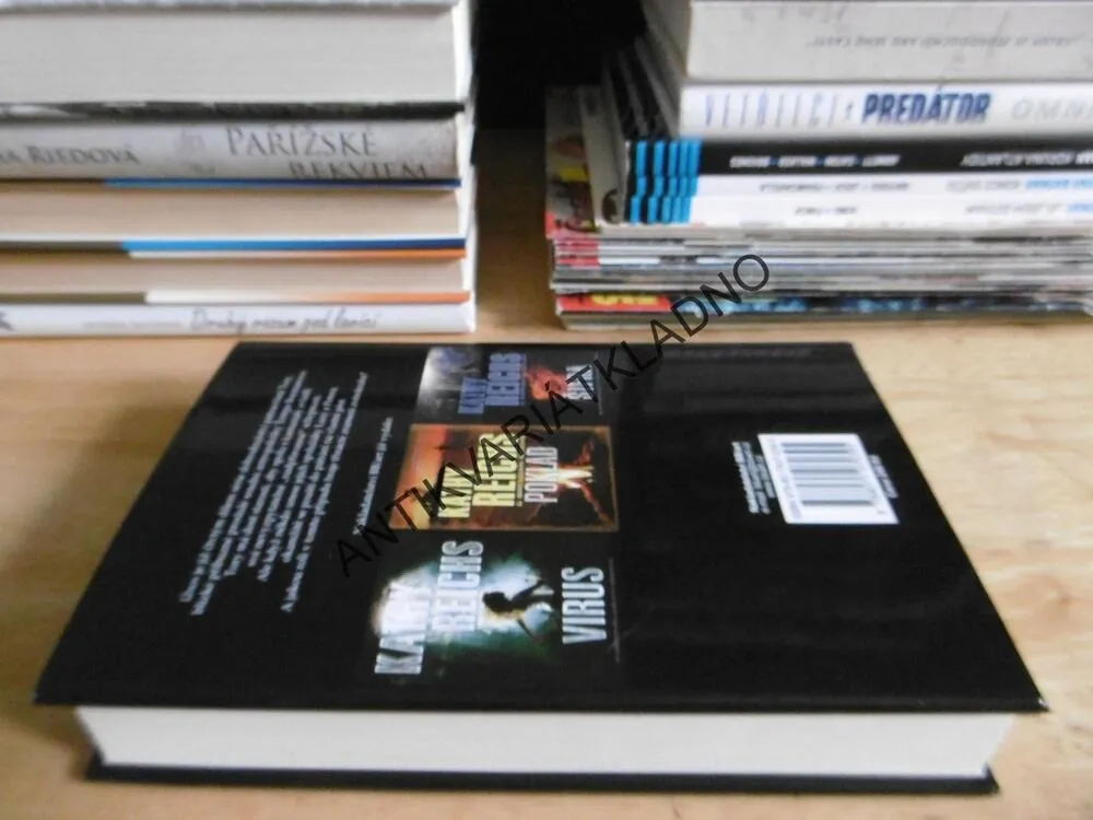 ÚNOS, KATHY REICHS, **an