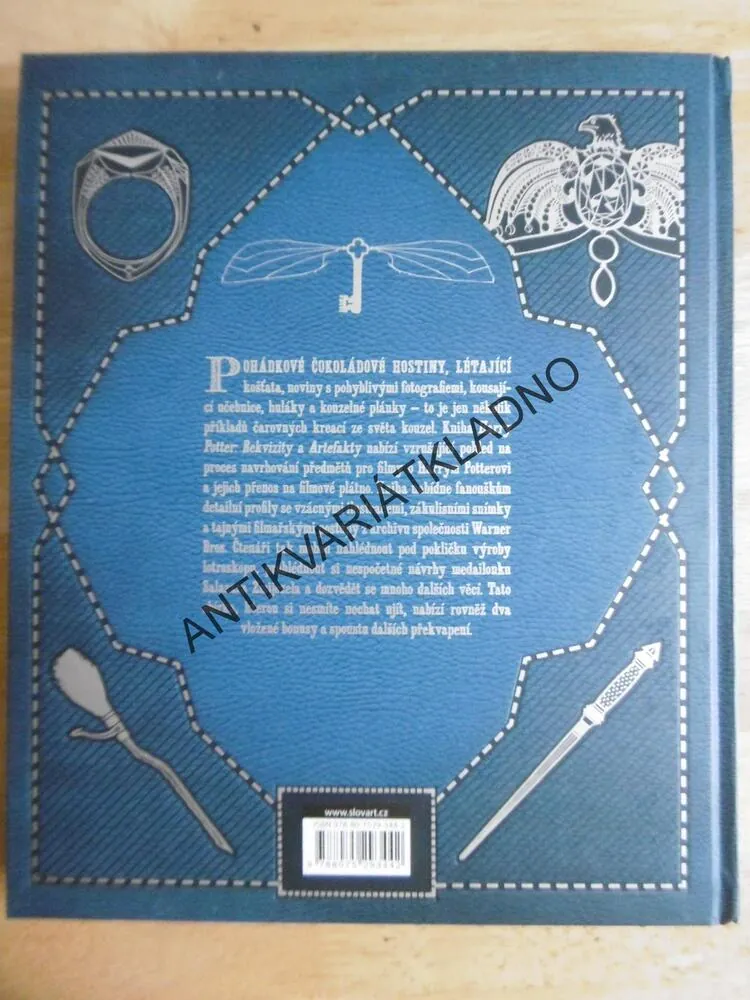 HARRY POTTER, REKVIZITY A ARTEFAKTY, **an
