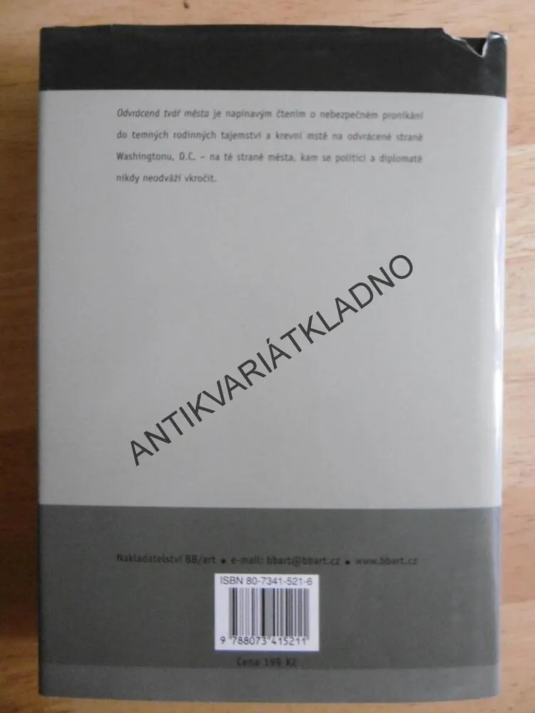 ODVRÁCENÁ TVÁŘ MĚSTA, GEORGE P. PELECANOS, **an