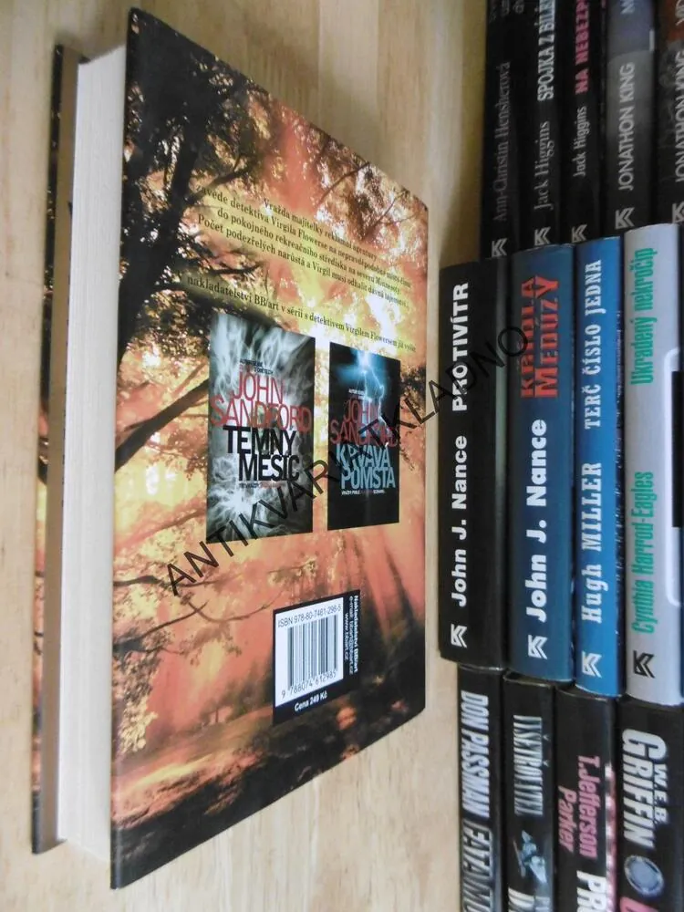 DRSNÁ ZEMĚ, JOHN SANDFORD, **an