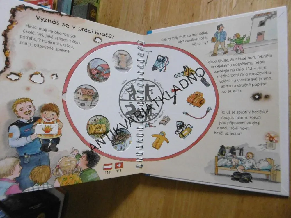 HASIČI JEDOU, **an