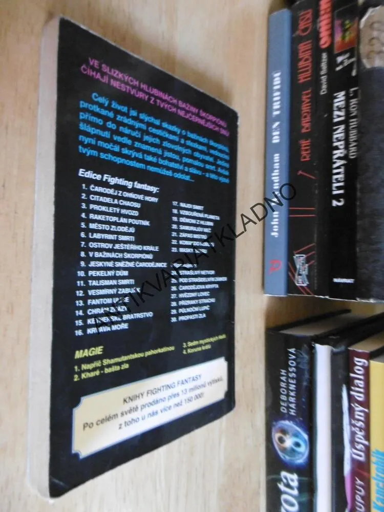 V BAŽINÁCH ŠKORPIÓNŮ, STEVE JACKSON, IAN LIVINGSTONE, **an