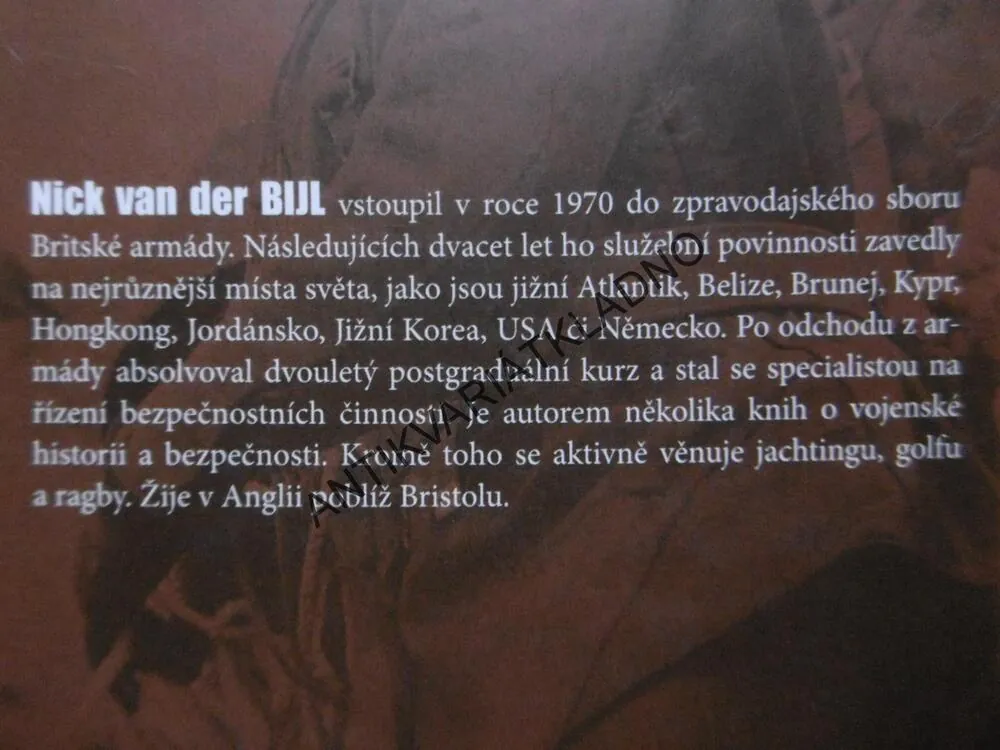 10. KOMANDO ZASAHUJE, NICK VAN DER BIJL, **an