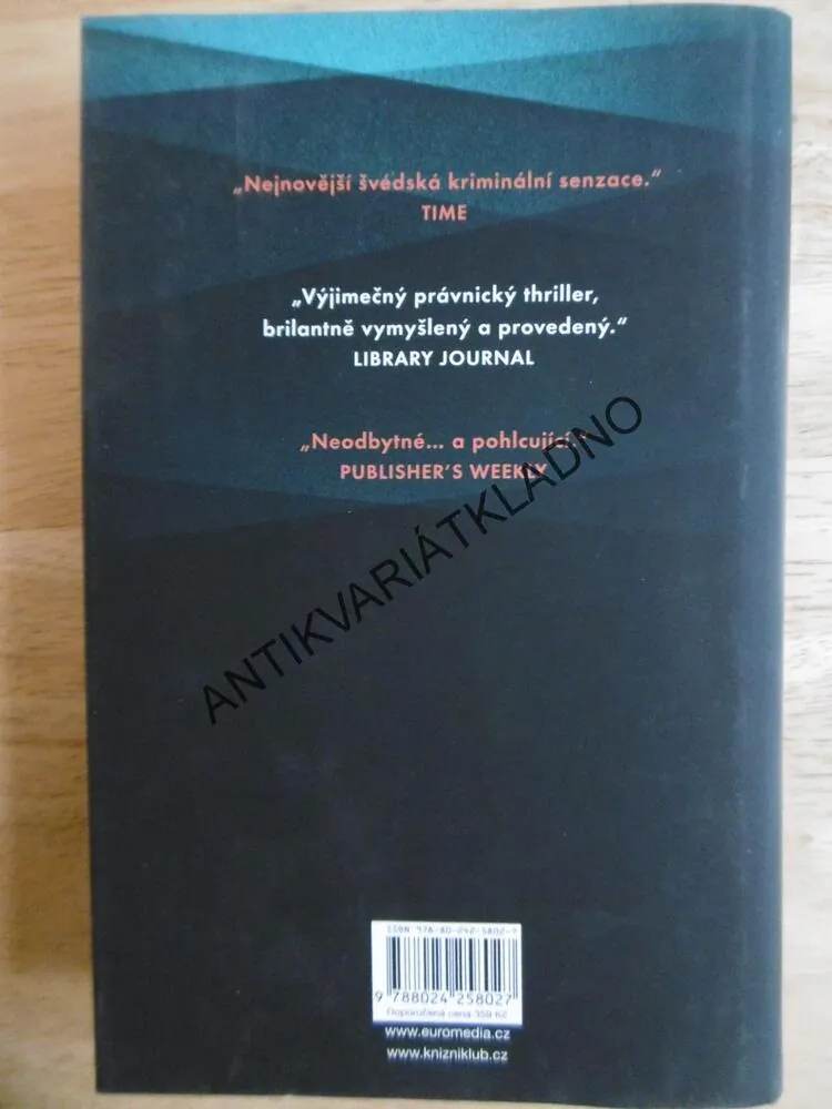 TEKUTÝ PÍSEK, MALIN PERSSON GIOLITO, **an