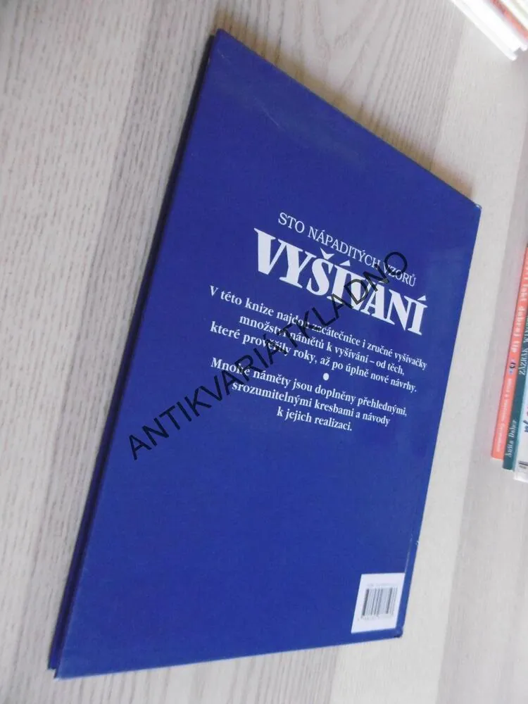 STO NÁPADITÝCH VZORŮ VYŠÍVÁNÍ, **an