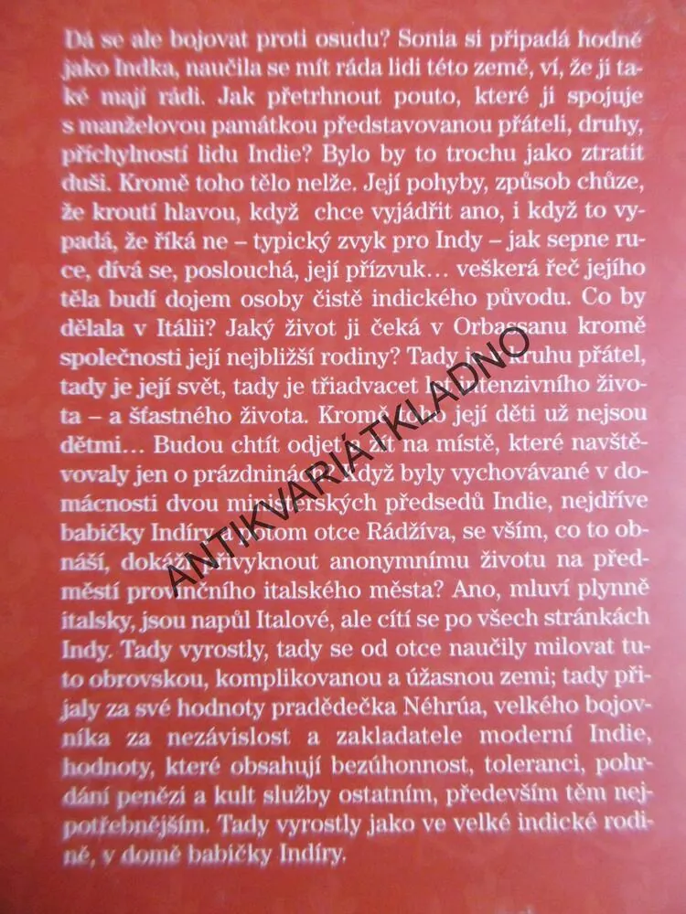 ČERVENÉ SÁRÍ, KDYŽ SE MOC PLATÍ ŽIVOTEM, JAVIER MORO, **an