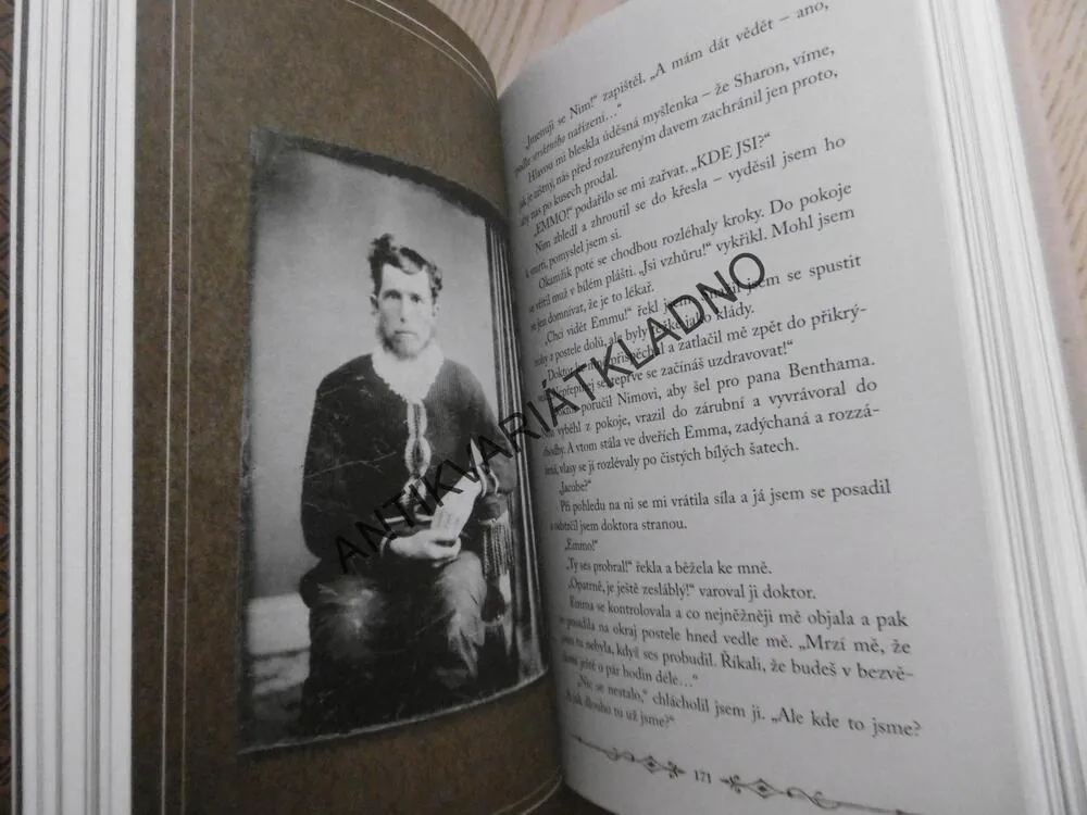 SIROTČINEC SLEČNY PEREGRINOVÉ, KNIHOVNA DUŠÍ, RANSOM RIGGS, **an