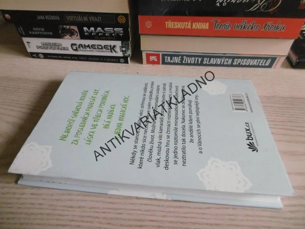 SNĚŽÍ, SNĚŽÍ..., JOHN GREEN, MAUREEN JOHNSONOVÁ, LAUERN MYRACLEOVÁ, **an