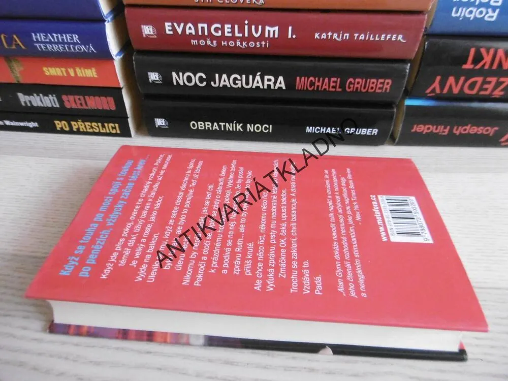 KRVAVÁ ZEMĚ, ALAN GLYNN, **an