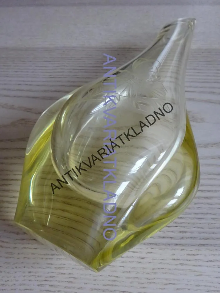 STARÁ SKLENĚNÁ VELKÁ VÁZA, HUTNÍ SKLO, RETRO, ŽLUTÁ, BROUŠENÉ SKLO, MOTÝL NA KVĚTINĚ