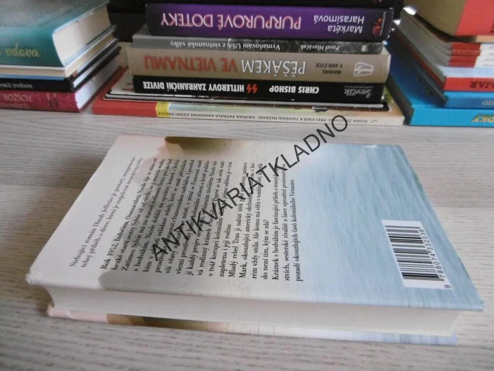 KRÁMEK S HEDVÁBÍM, DINAH JEFFERIES, **an