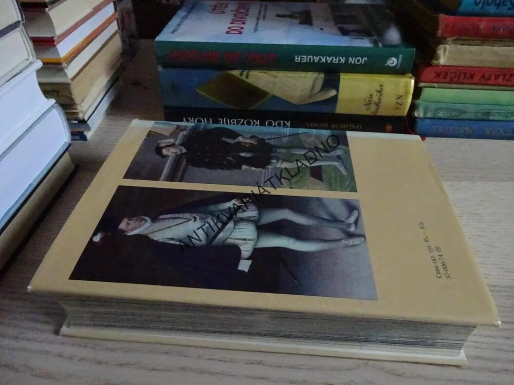OBRAZOVÁ ENCYKLOPEDIE MÓDY, **an