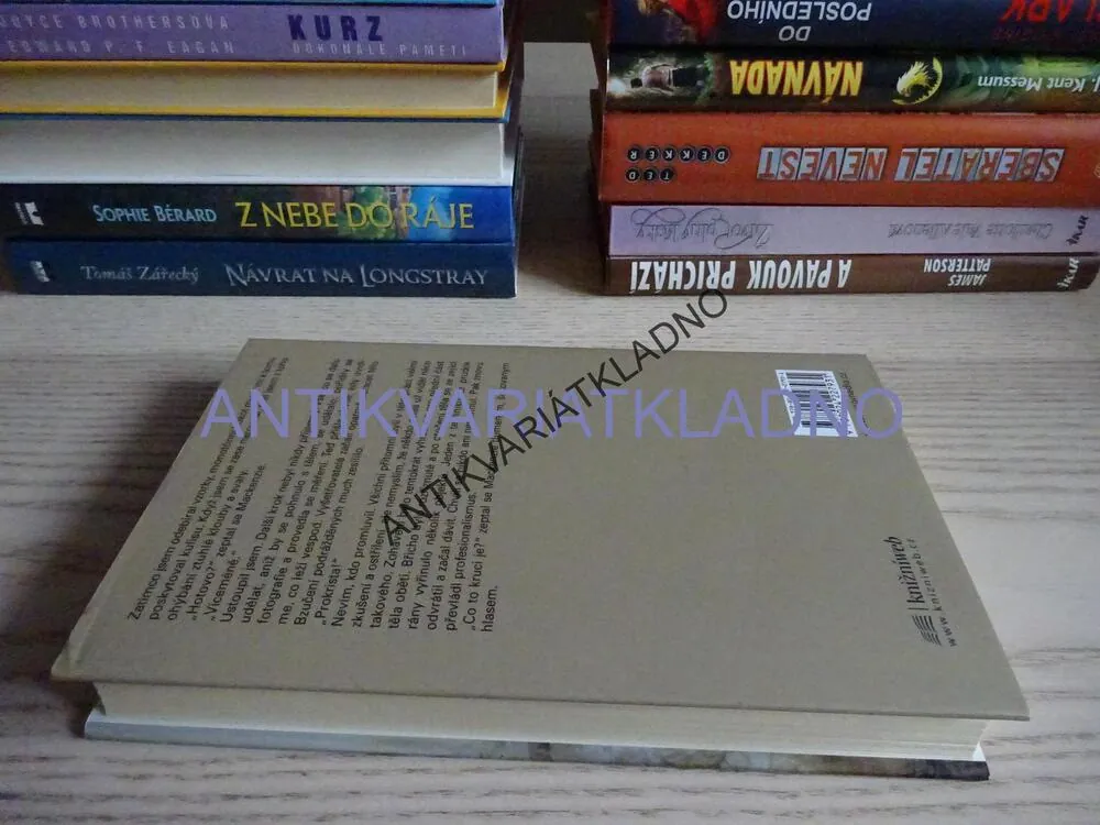 CHEMIE SMRTI, SIMON BECKETT, **an