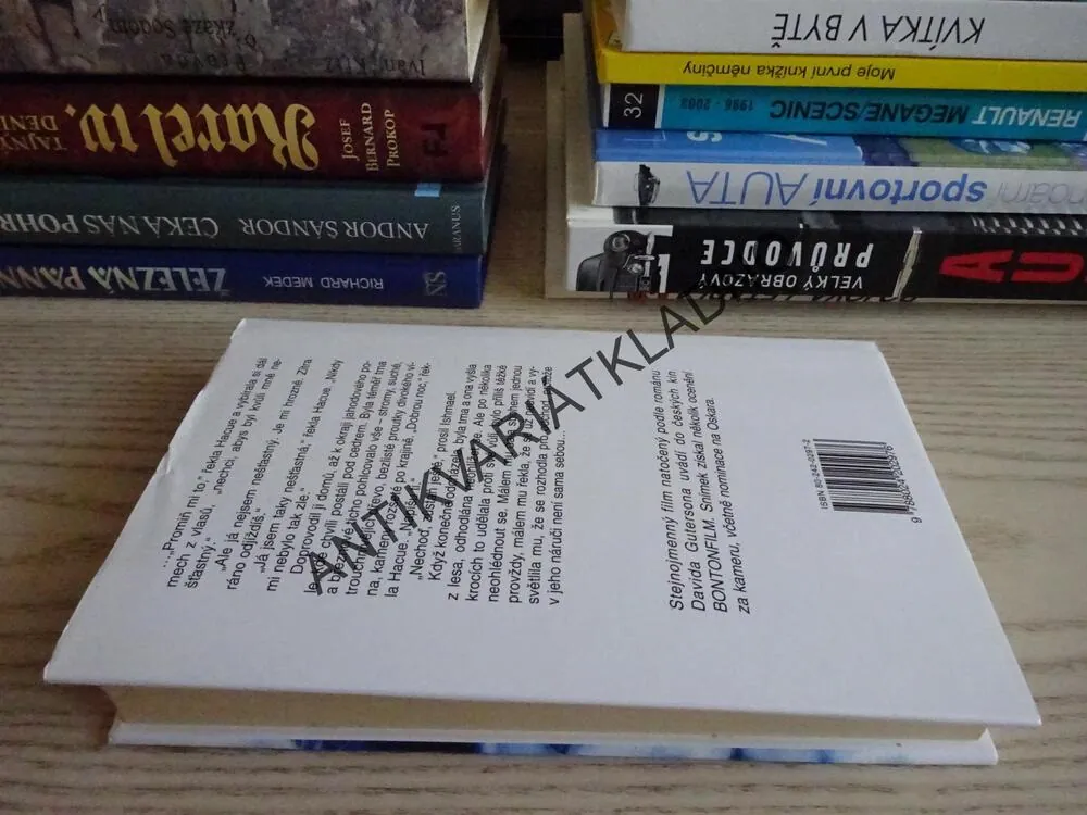 SNÍH PADÁ NA CEDRY, DAVID GUTERSON, **an