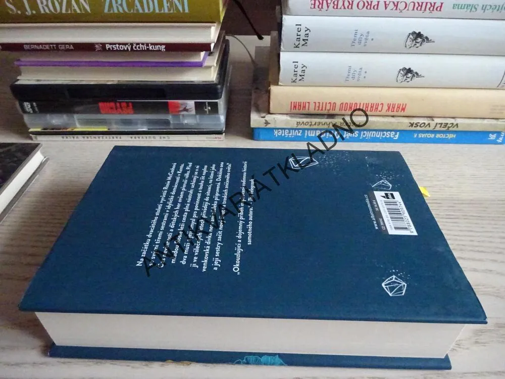 PRACH, KTERÝ SE SNÁŠÍ ZE SNŮ, LOUIS DE BERNIERES, **an