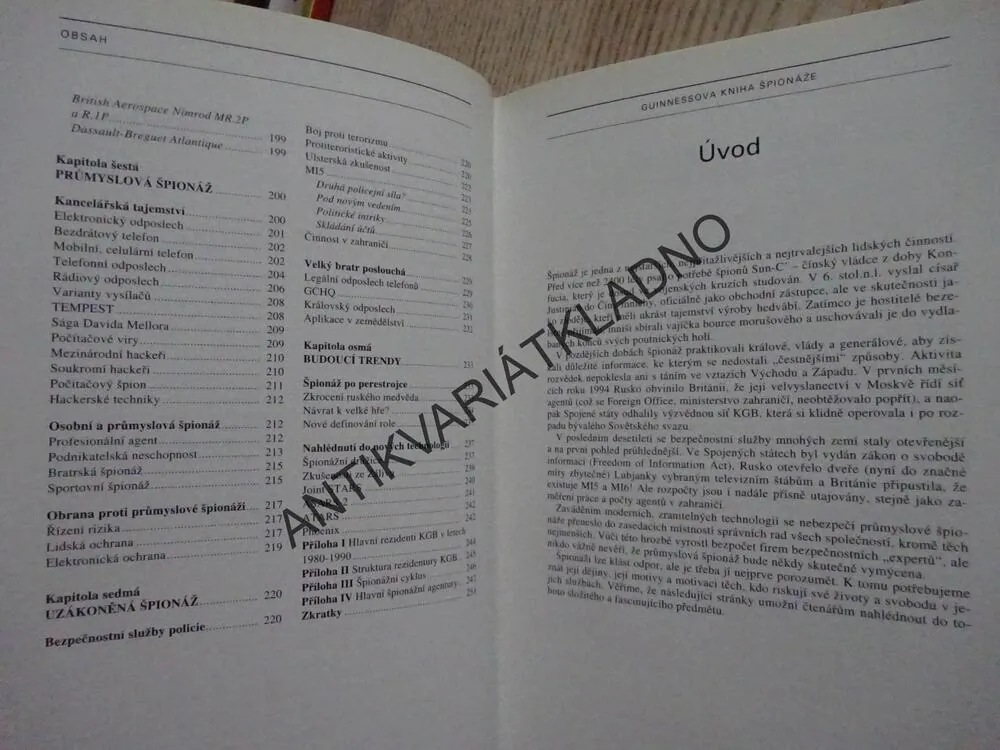 GUINNESSOVA KNIHA ŠPIONÁŽE, MARK LLOYD, **an