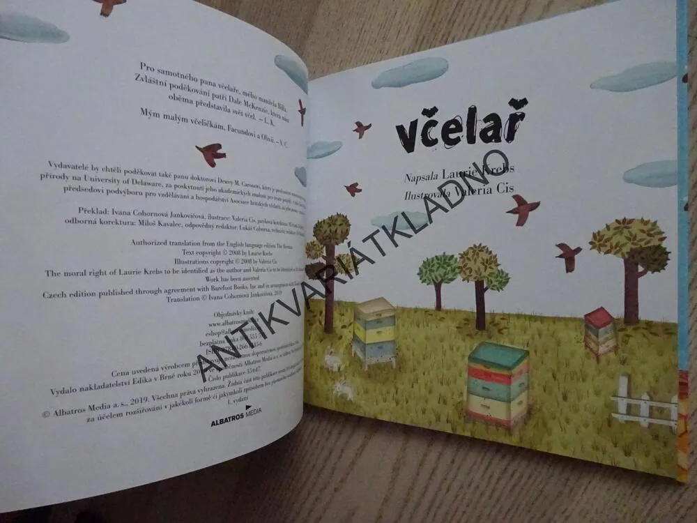 VČELAŘ, LAURIE KREBS, VALERIA CIS, **an