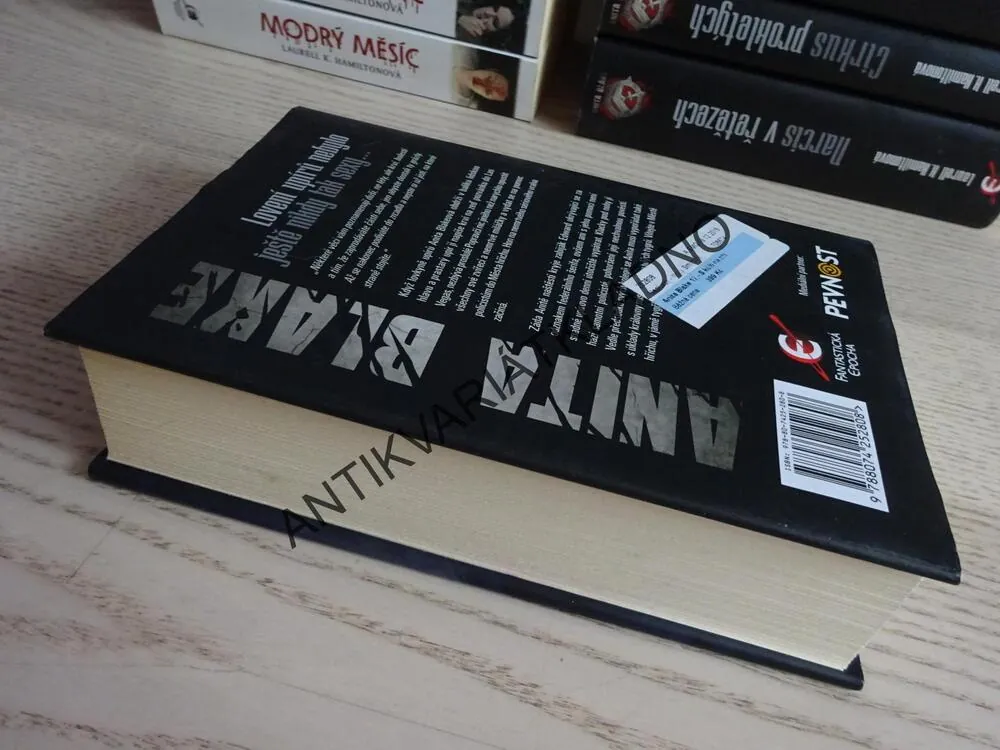 S KŮŽÍ NA TRH, ANITA BLAKE, LAURELL K. HAMILOTONOVÁ, **an