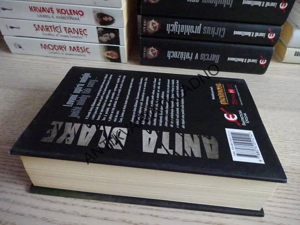 OBSIDIÁNOVÝ MOTÝL, ANITA BLAKE, LAURELL K. HAMILOTONOVÁ, **an