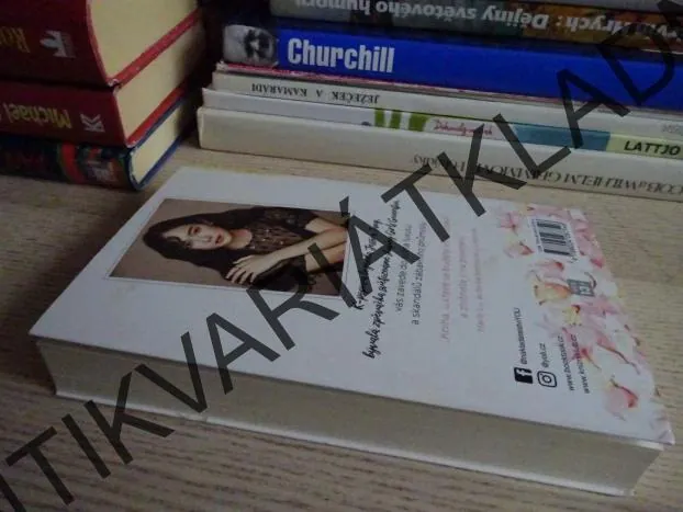 ZAZÁŘIT, JESSICA JUNG, **an