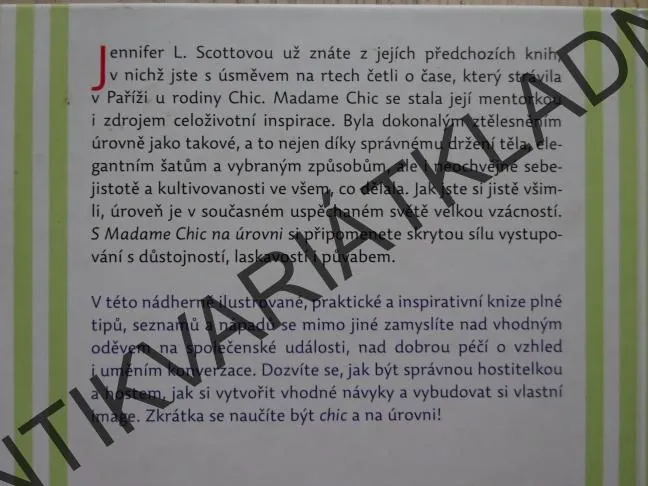 S MADAME CHIC NA ÚROVNI, JENNIFER L. SCOTTOVÁ, **an
