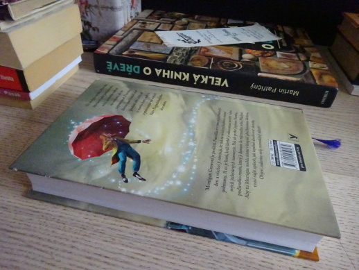 NIKDYUŠ, JESSICA TOWNSENDOVÁ, **an