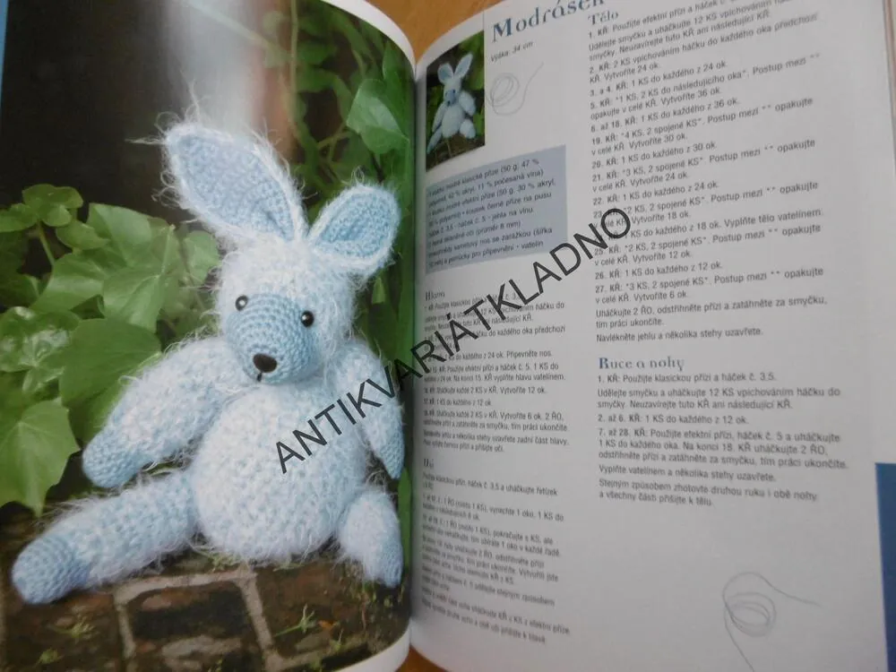 KAMARÁDI NA VÝLETĚ, CENDRINE ARMANI, HÁČKOVÁNÍ, 