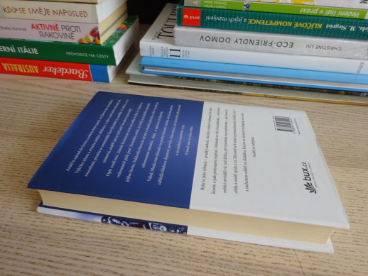 DCERA KOSTÍ A DÝMU, LAINI TAYLOROVÁ, **an