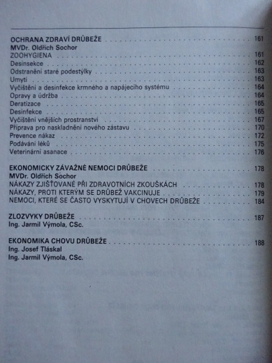 DRŮBEŽ NA FARMÁCH A V DROBNÉM CHOVU, **an