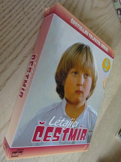 LÉTAJÍCÍ ČESTMÍR, 6 DÍLŮ, 2X DVD FILM + KNIHA