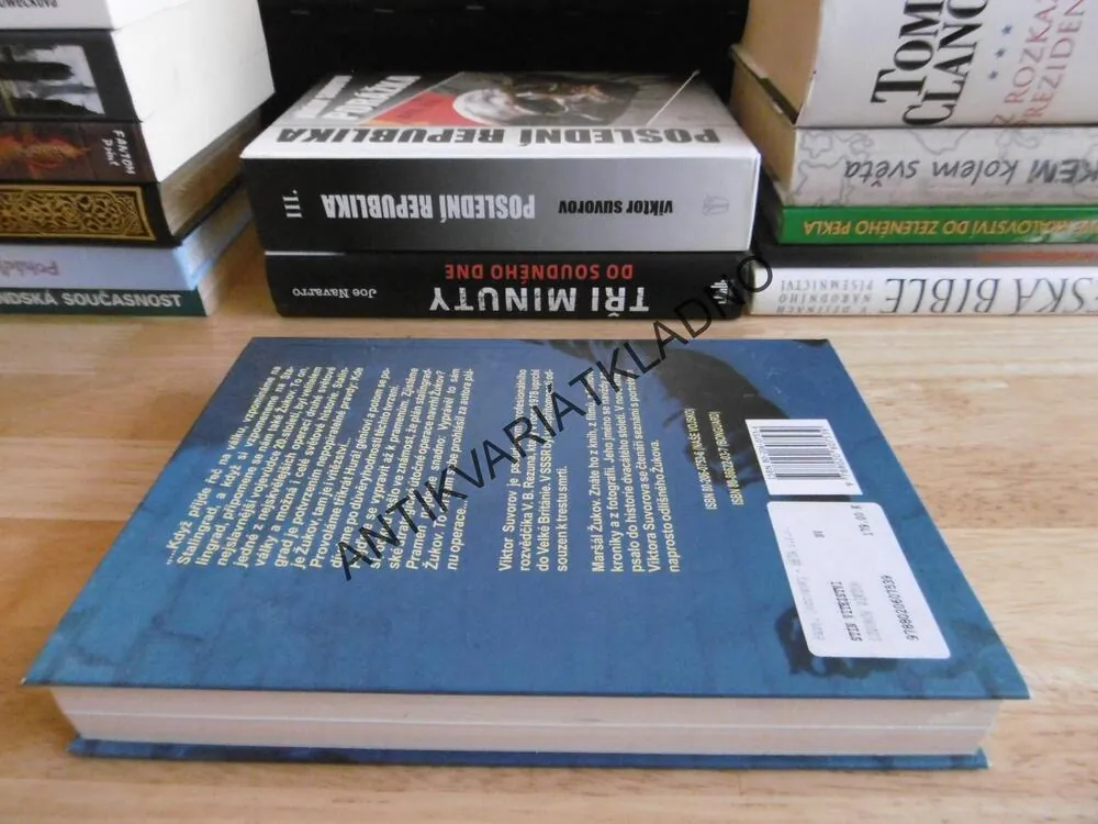 STÍN VÍTĚZSTVÍ, VIKTOR SUVOROV, **an