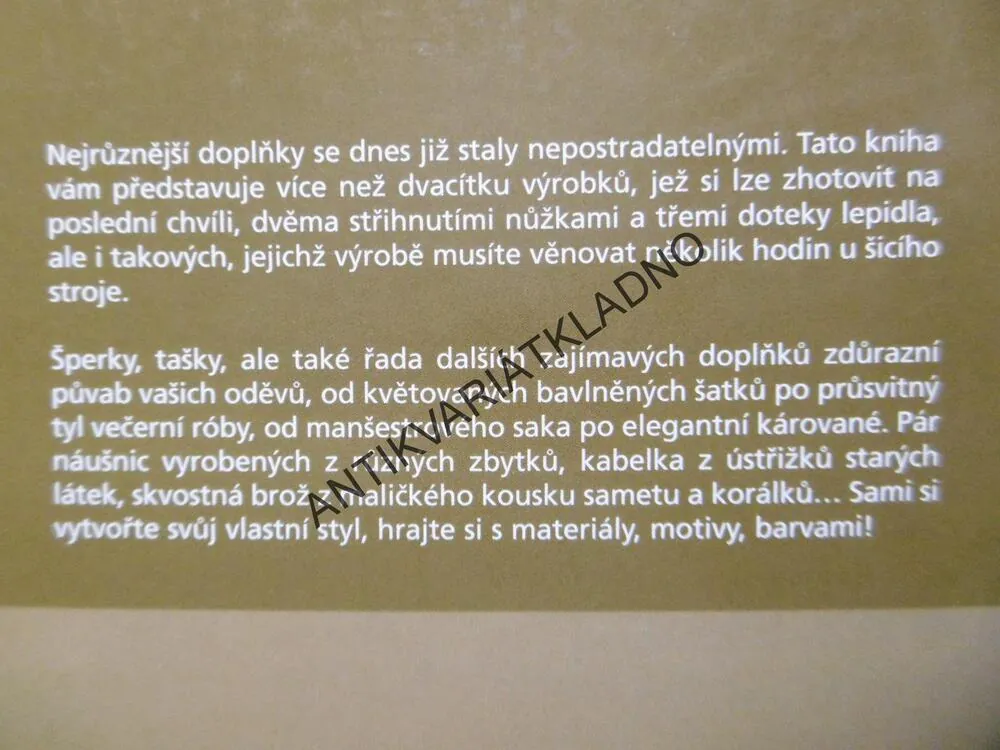 TEXTILNÍ DOPLŇKY, CAROLINE GILBERT, **an