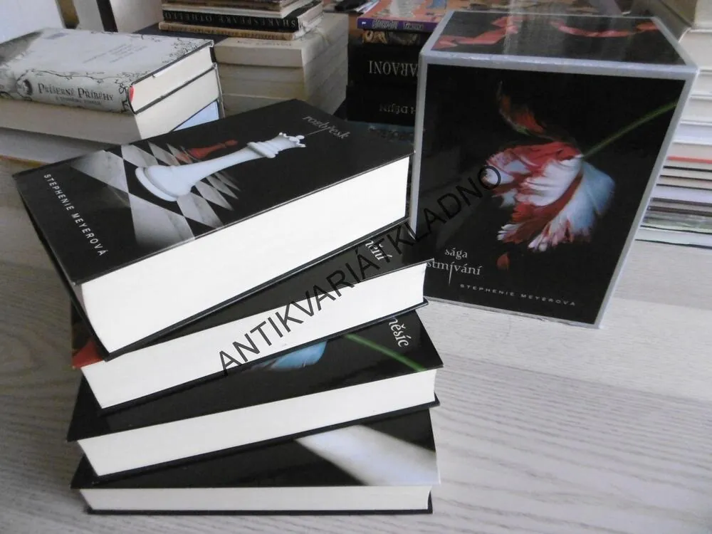 TWILGHT SÁGA, STMÍVÁNÍ, NOVÝ MĚSÍC, ZATMĚNÍ, ROZBŘESK, STEPHENIE MEYEROVÁ, **an