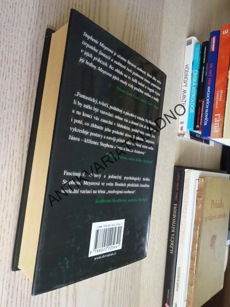 HOSTITEL, STEPHENIE MEYEROVÁ,, **an