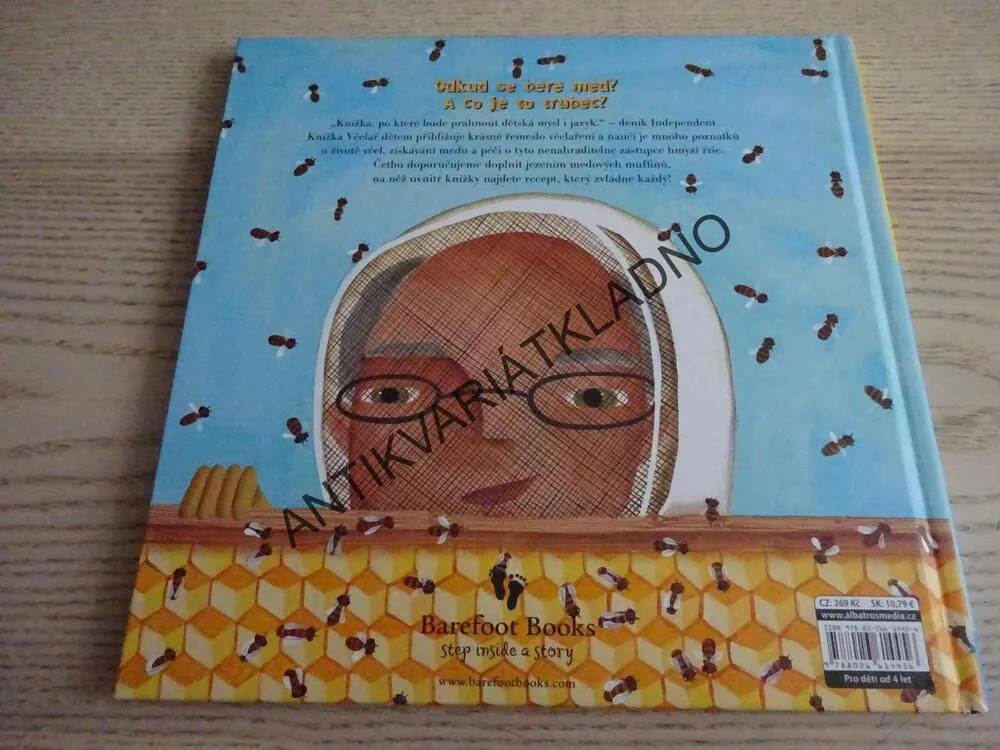 VČELAŘ, LAURIE KREBS, VALERIA CIS, **an