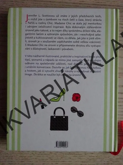 S MADAME CHIC NA ÚROVNI, JENNIFER L. SCOTTOVÁ, **an
