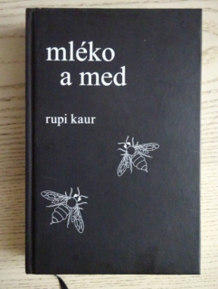 MLÉKO A MED, RUPI KAUR, **an