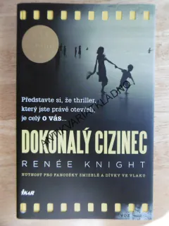 DOKONALÝ CIZINEC, RENÉE KNIGHT, **an