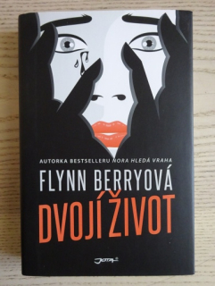 DVOJÍ ŽIVOT, FLYNN BERRYOVÁ, **an