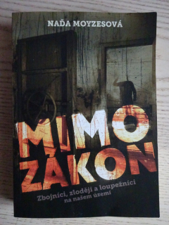 MIMO ZÁKON, NAĎA MOYZESOVÁ, **an