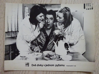 DVĚ DÍVKY V JEDNOM PYŽAMU, FOTOSKA FILM FR 4282B