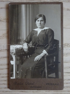 ŽENA, ŠATY, FOTOKABINETKA
